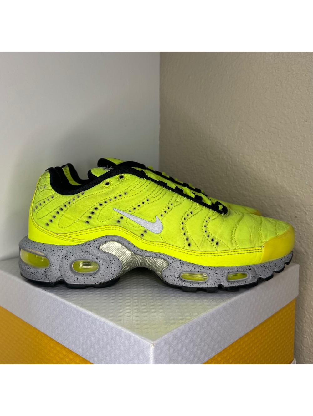Title: Nike Air Max Plus TN Full Volt Men’s 6 815994-700 Neon Yellow 2018